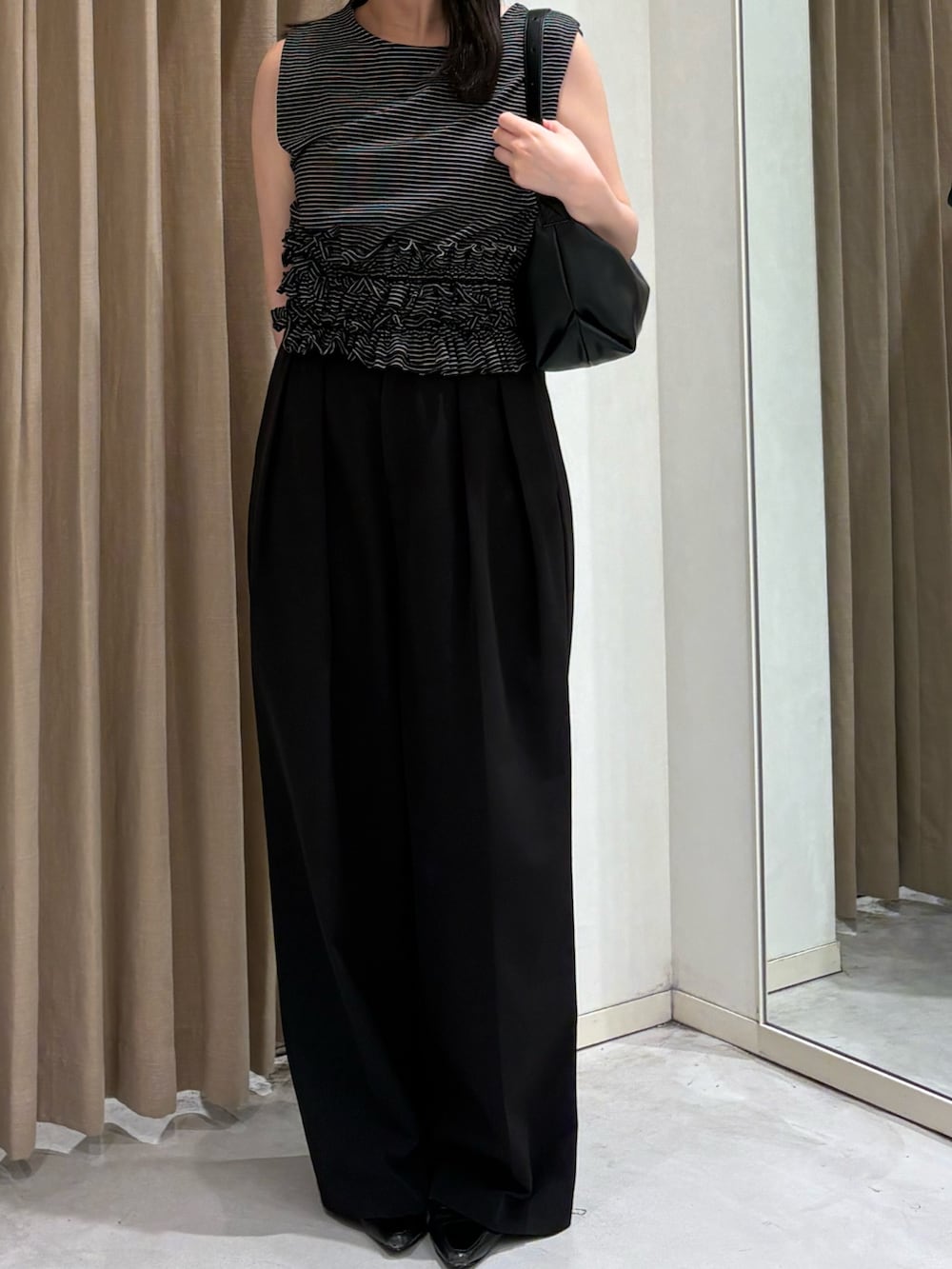 ブラック系のその他パンツ、ブラック系のローファー、ブラック系のTシャツ/カットソーを着用したレディースの夏コーディネートの2枚目の写真
