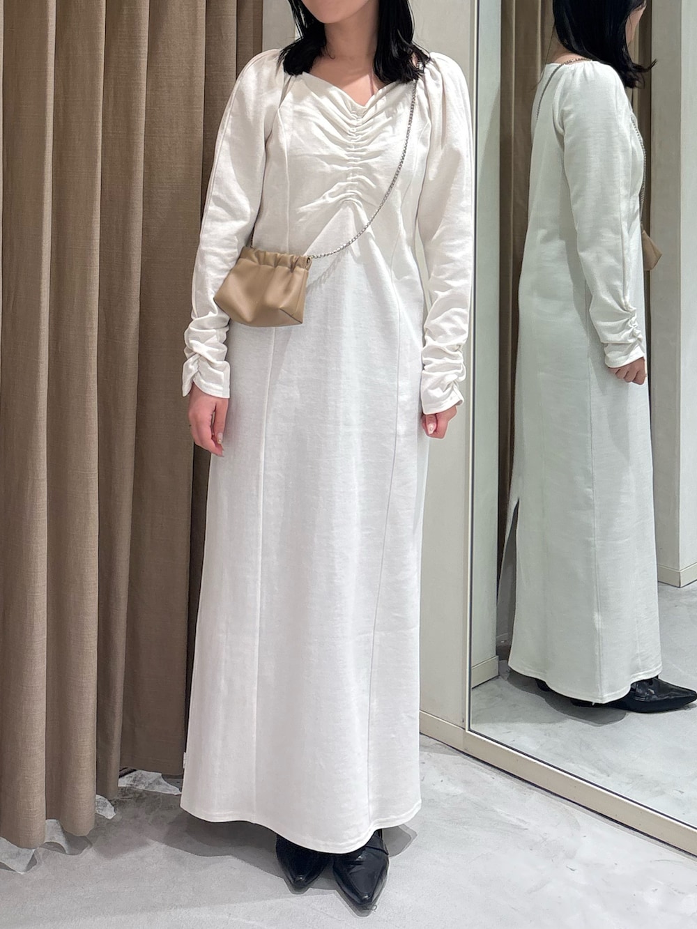 ホワイト系のワンピース、ブラック系のローファー、ベージュ系のショルダーバッグを着用したレディースの春コーディネートの2枚目の写真