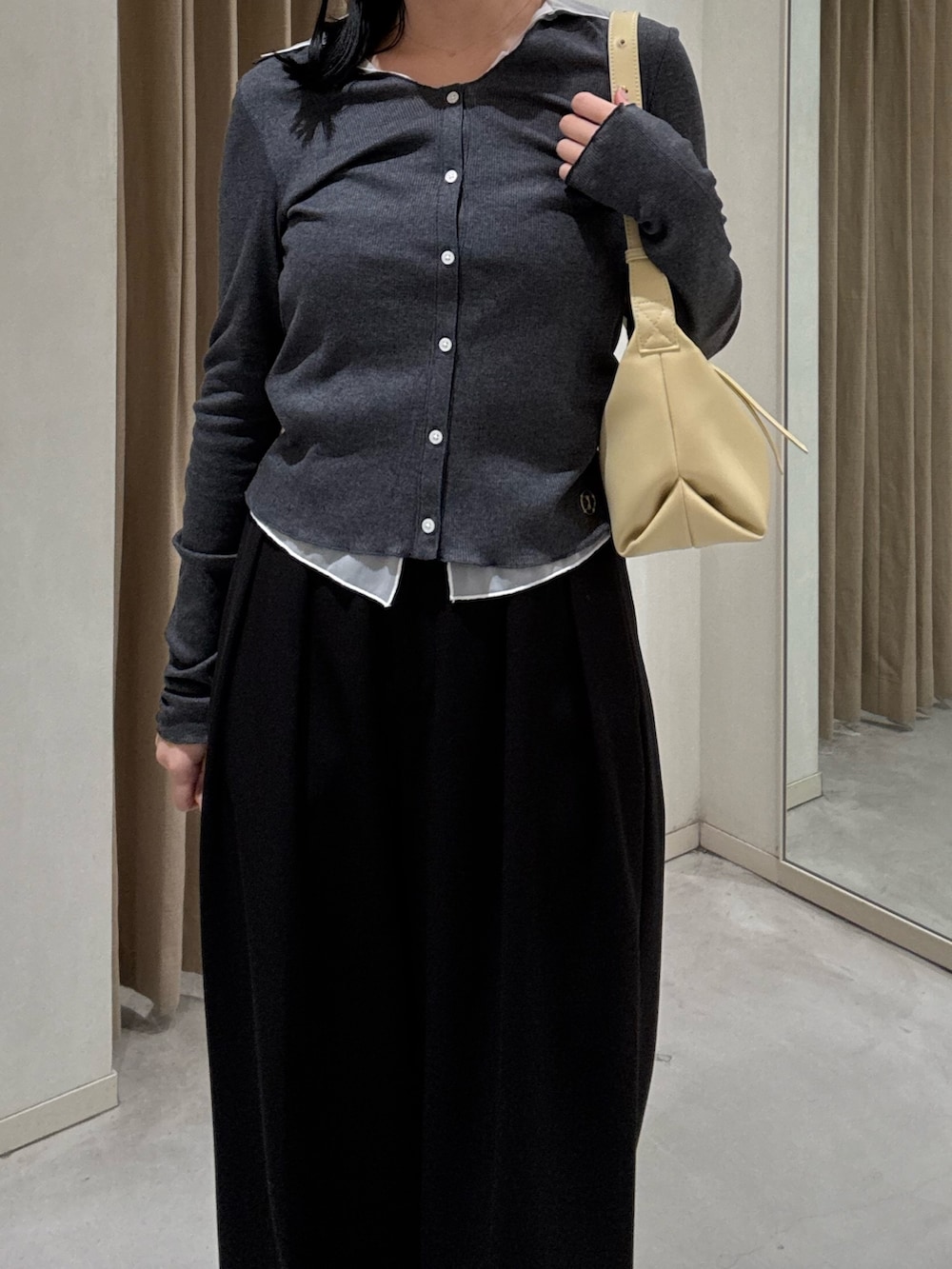 グレー系のTシャツ/カットソー、ブラック系のその他パンツ、ブラック系のローファーを着用したレディースの春コーディネートの3枚目の写真