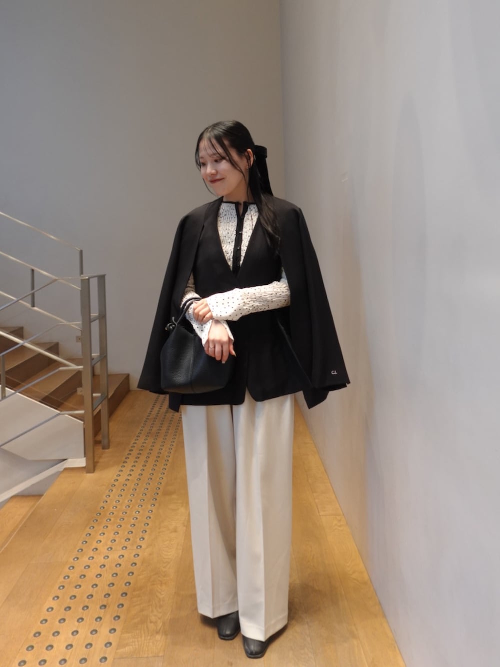 ホワイト系のその他パンツ、ブラック系のテーラードジャケット、ホワイト系のシャツ/ブラウスを着用したレディースの冬コーディネートの4枚目の写真