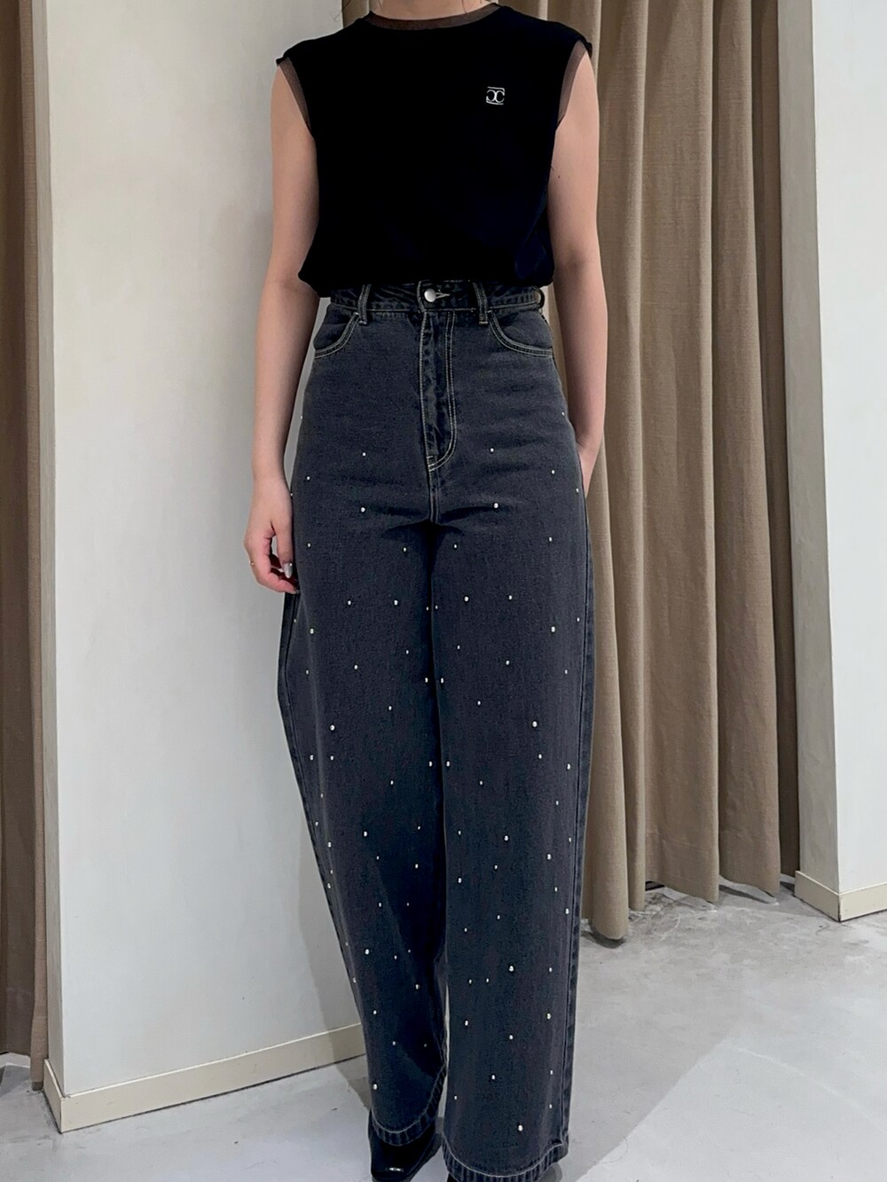 ブラック系のTシャツ/カットソー、ブラック系のデニムパンツ、ブラック系のショルダーバッグを着用したレディースの夏コーディネートの2枚目の写真