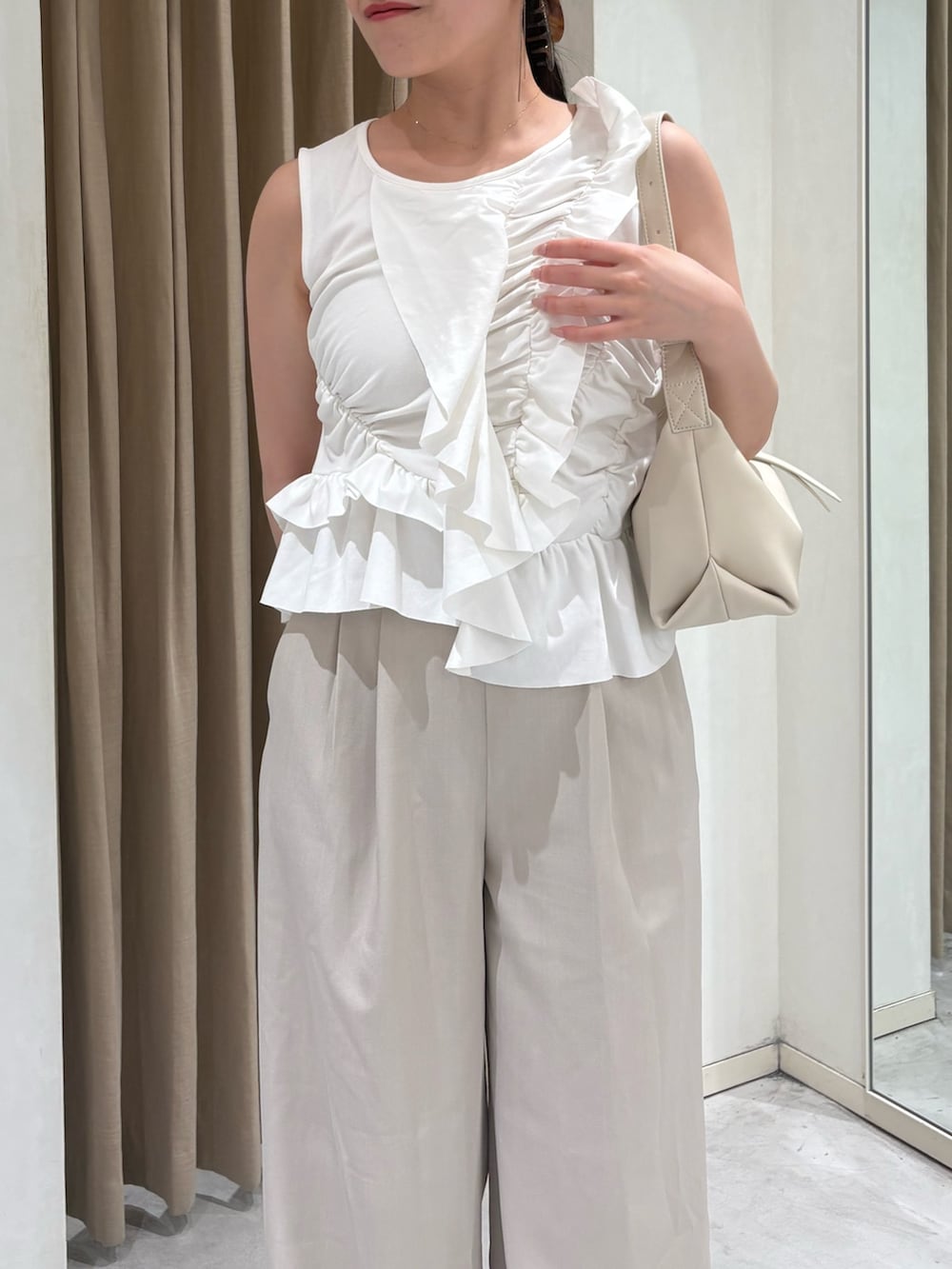 ホワイト系のその他パンツ、ホワイト系のTシャツ/カットソー、ブラック系のローファーを着用したレディースの夏コーディネートの2枚目の写真