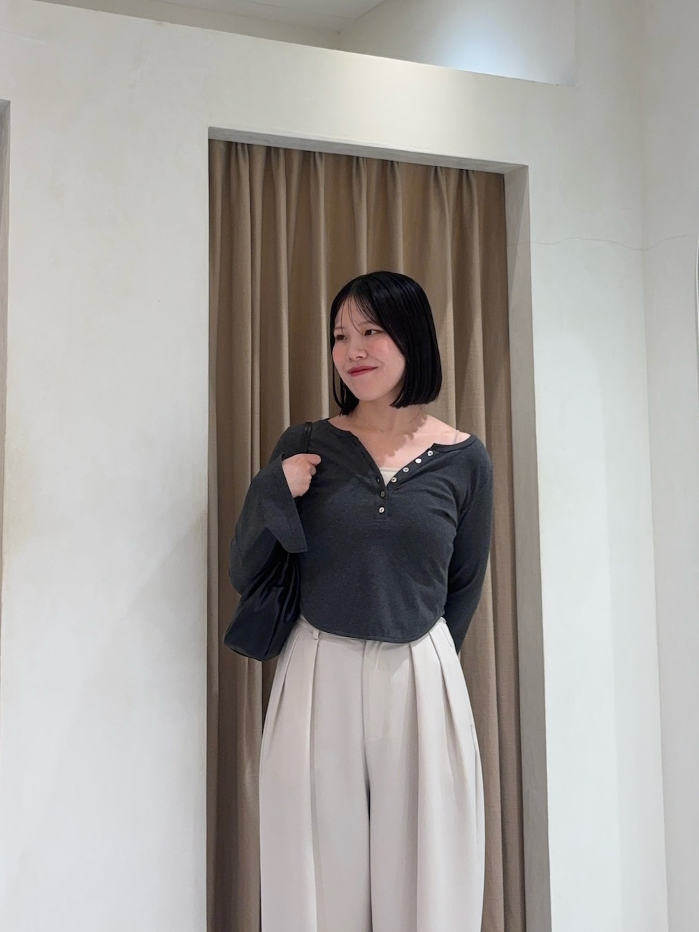 ホワイト系のその他パンツ、グレー系のTシャツ/カットソー、ブラック系のパンプスを着用したレディースの秋コーディネートの3枚目の写真