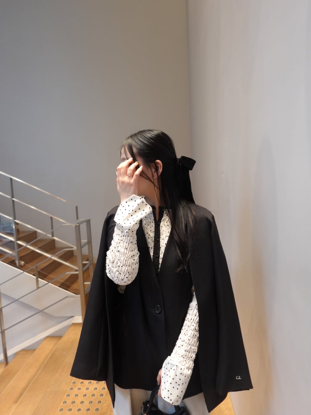 ホワイト系のその他パンツ、ブラック系のテーラードジャケット、ホワイト系のシャツ/ブラウスを着用したレディースの冬コーディネートの3枚目の写真