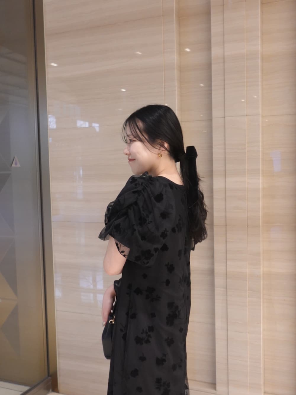 ブラック系のワンピース、ブラック系のローファー、ブラック系のショルダーバッグを着用したレディースの春コーディネートの2枚目の写真