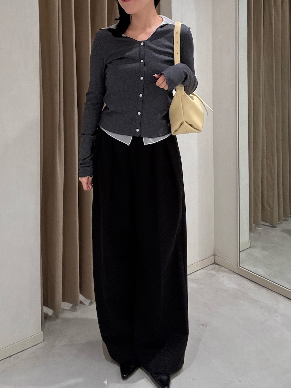 グレー系のTシャツ/カットソー、ブラック系のその他パンツ、ブラック系のローファーを着用したレディースの春コーディネートの2枚目の写真