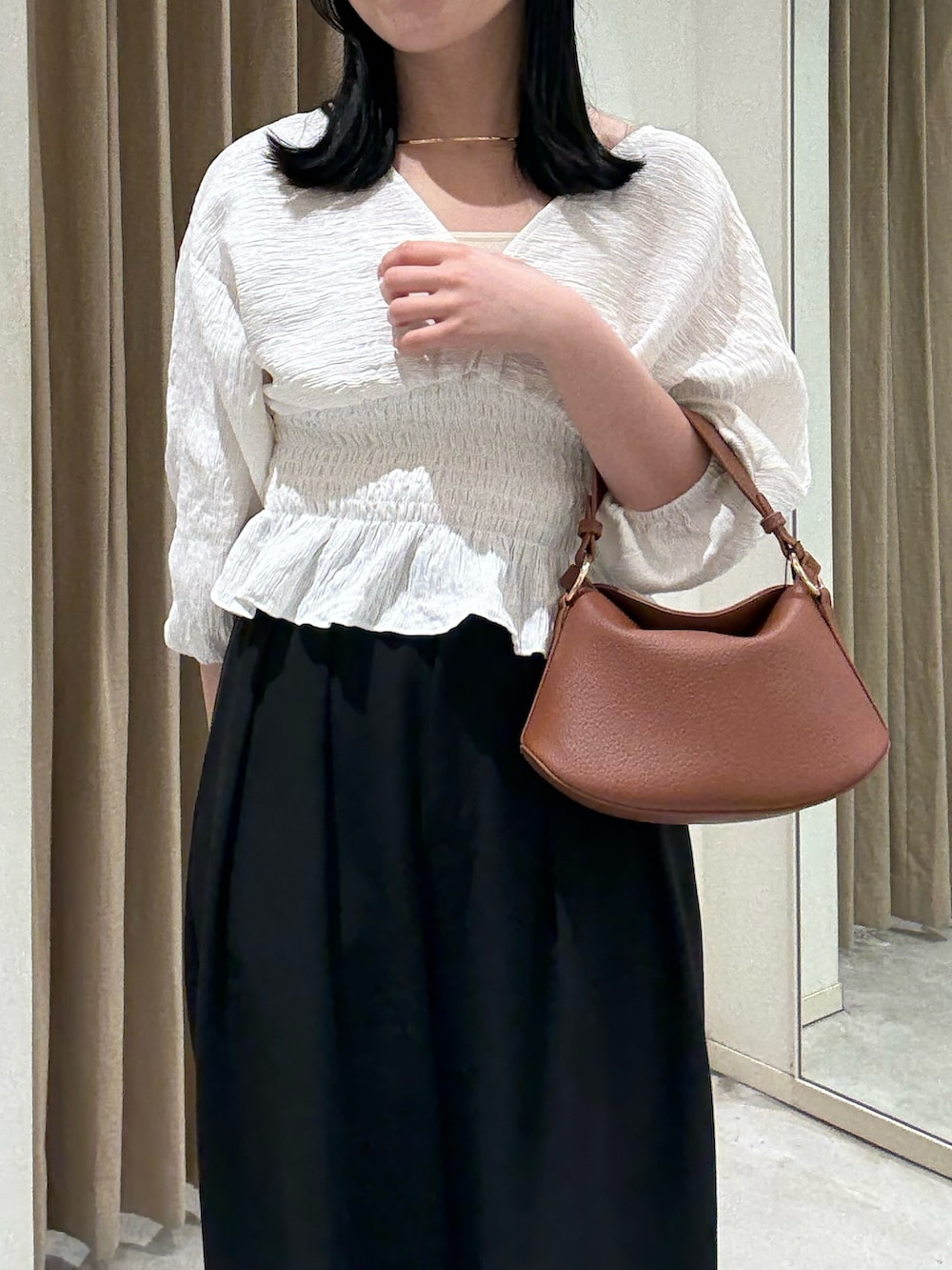 ブラック系のその他パンツ、ホワイト系のシャツ/ブラウス、ブラウン系のショルダーバッグを着用したレディースの春コーディネートの3枚目の写真