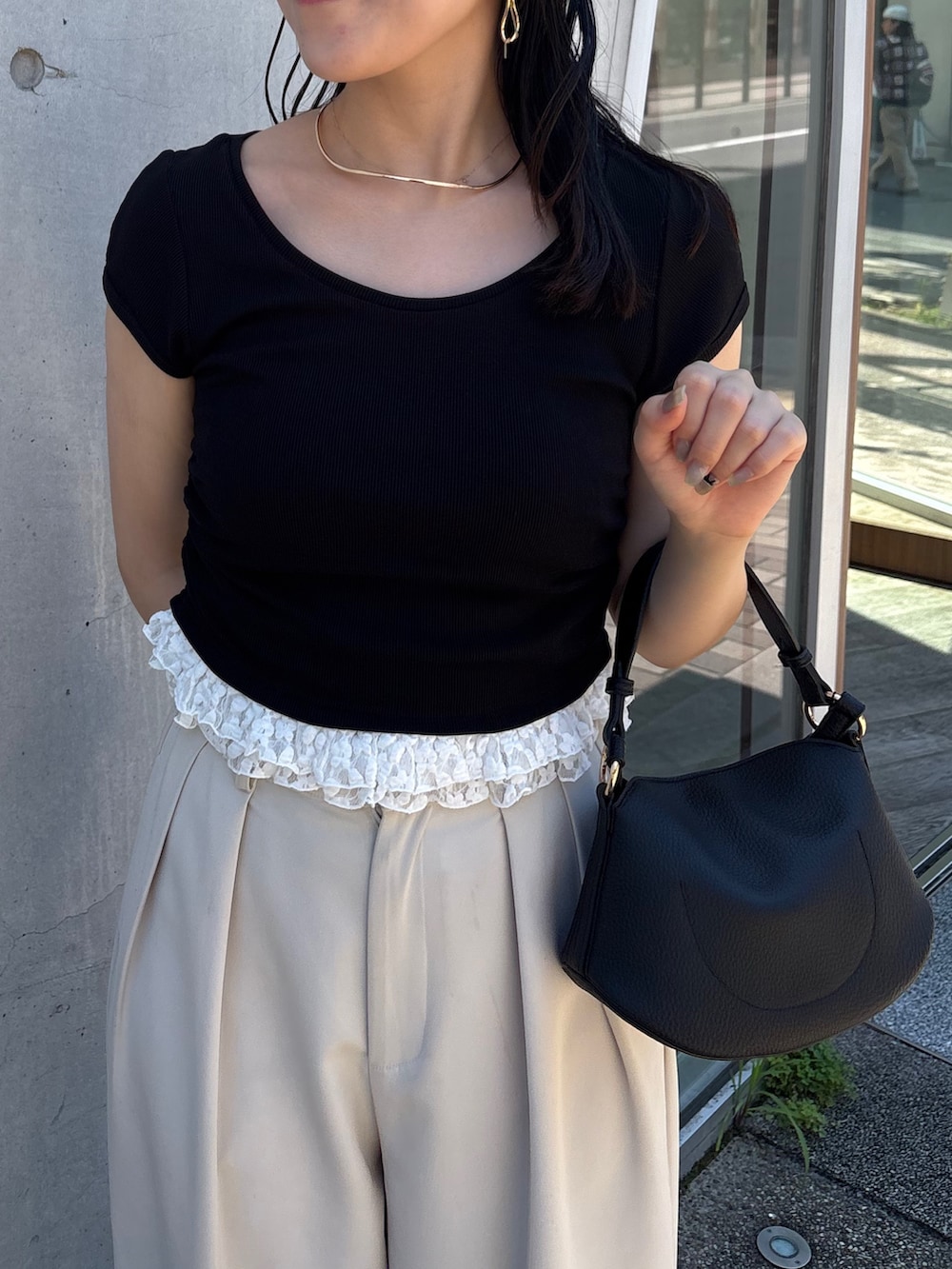 ホワイト系のその他パンツ、ブラック系のTシャツ/カットソー、ブラック系のショルダーバッグを着用したレディースの夏コーディネートの3枚目の写真