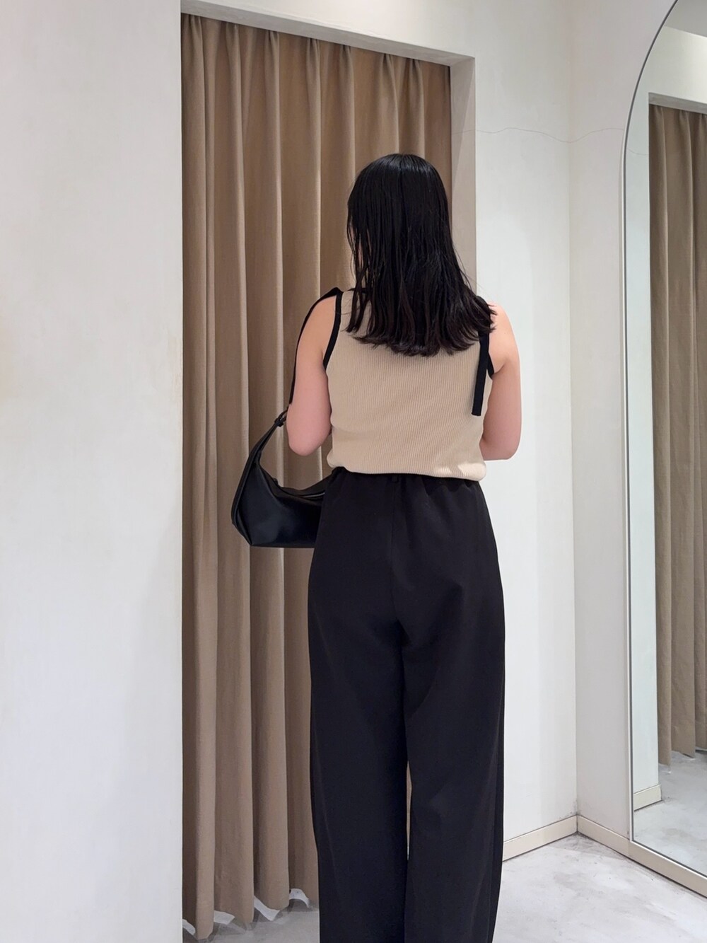 ブラック系のその他パンツ、ベージュ系のニット/セーター、ブラック系のショルダーバッグを着用したレディースの夏コーディネートの2枚目の写真