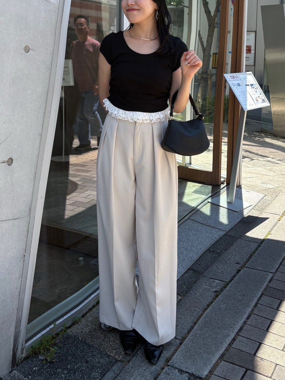 ホワイト系のその他パンツ、ブラック系のTシャツ/カットソー、ブラック系のショルダーバッグを着用したレディースの夏コーディネートの2枚目の写真