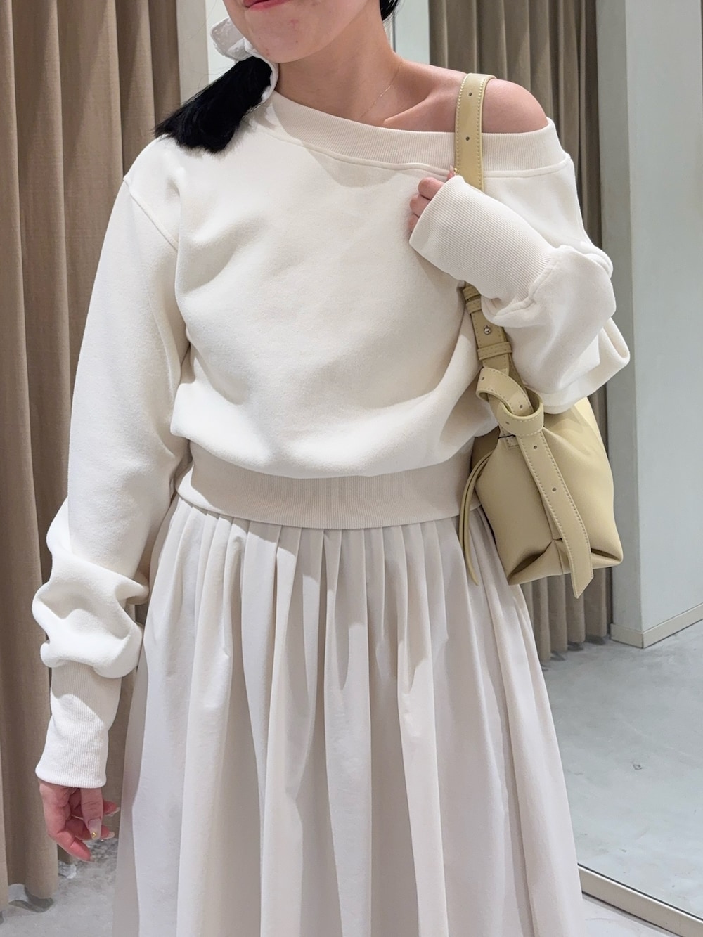 ホワイト系のスカート、ホワイト系のTシャツ/カットソー、イエロー系のショルダーバッグを着用したレディースの春コーディネートの3枚目の写真