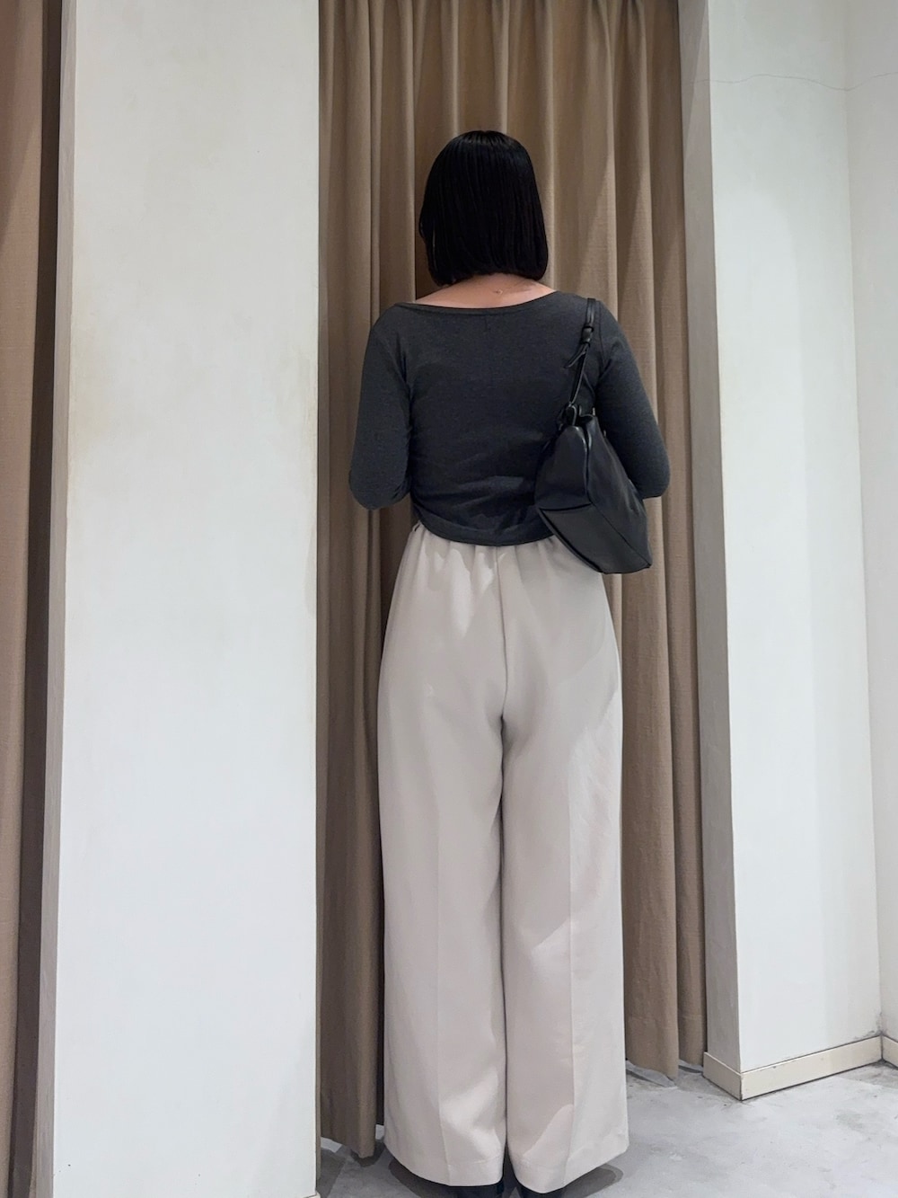 ホワイト系のその他パンツ、グレー系のTシャツ/カットソー、ブラック系のパンプスを着用したレディースの秋コーディネートの2枚目の写真