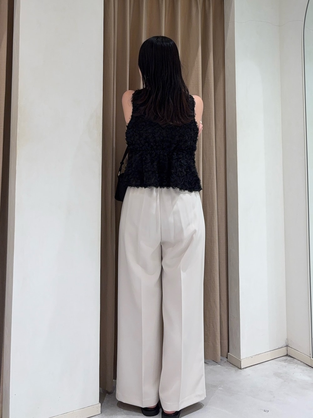 ホワイト系のその他パンツ、ブラック系のシャツ/ブラウス、ブラック系のショルダーバッグを着用したレディースの夏コーディネートの2枚目の写真