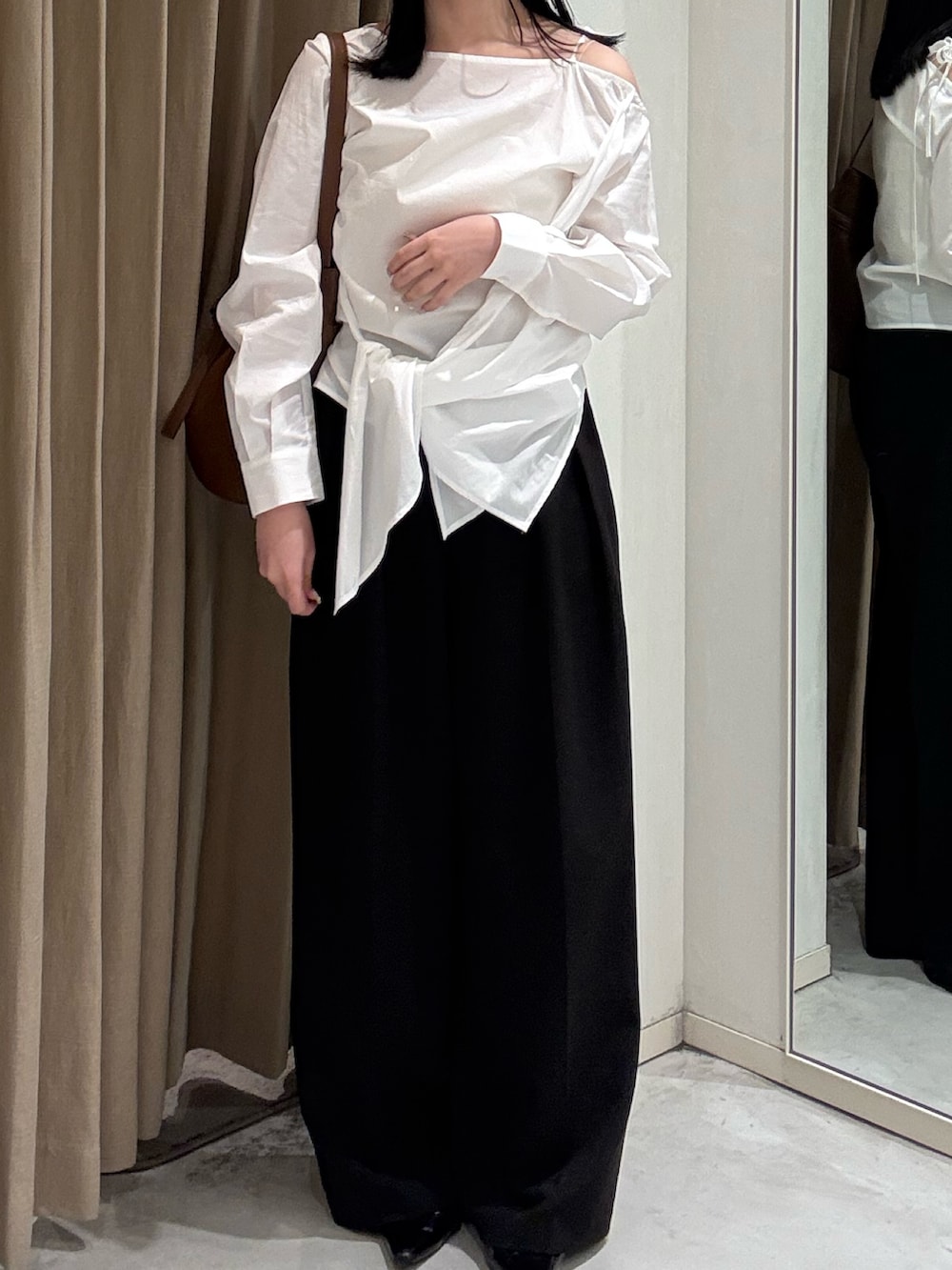 ブラック系のその他パンツ、ホワイト系のシャツ/ブラウス、イエロー系のショルダーバッグを着用したレディースの春コーディネートの2枚目の写真