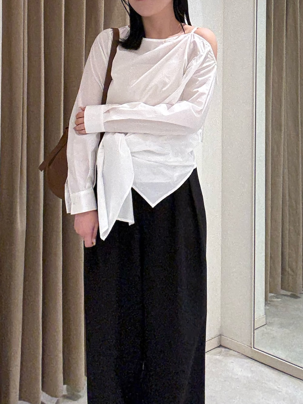 ブラック系のその他パンツ、ホワイト系のシャツ/ブラウス、イエロー系のショルダーバッグを着用したレディースの春コーディネートの3枚目の写真