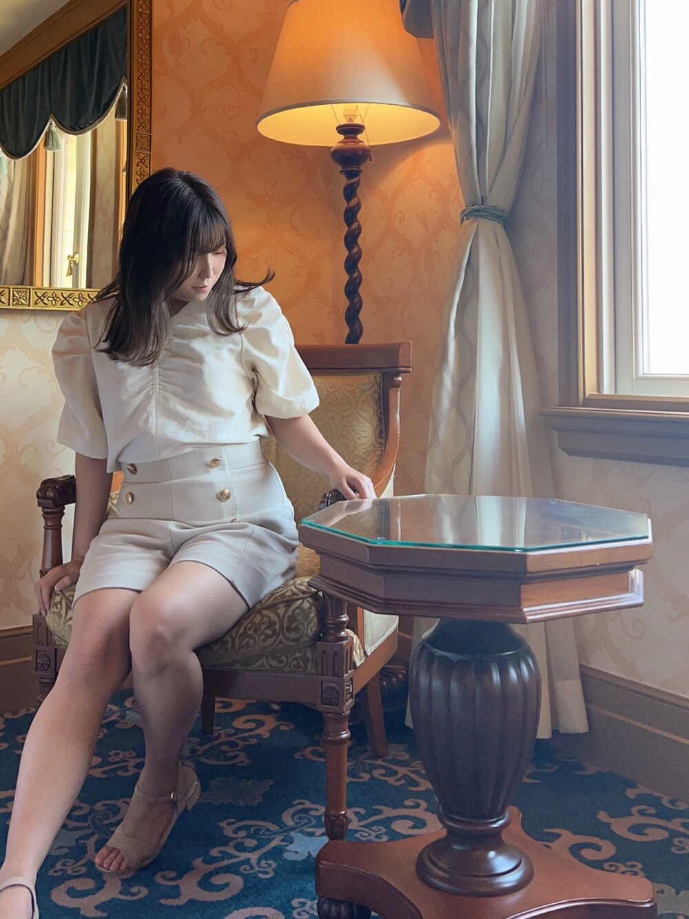 ホワイト系のパンツ、ホワイト系のシャツ/ブラウスを着用したレディースの夏コーディネートの2枚目の写真