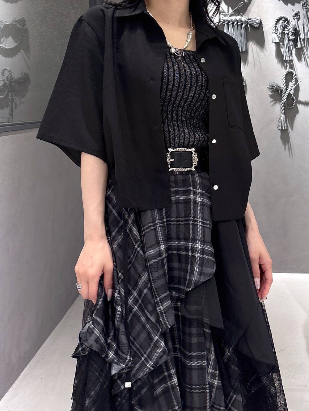 ブラック系のタンクトップ、グレー系のサンダル、ブラック系のスカートを着用したレディースの夏コーディネートの9枚目の写真