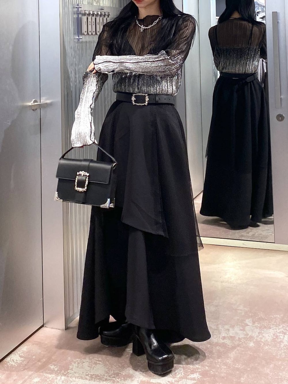 ブラック系のブーツ、ブラック系のショルダーバッグ、ブラック系のTシャツ/カットソーを着用したレディースの冬コーディネートの9枚目の写真