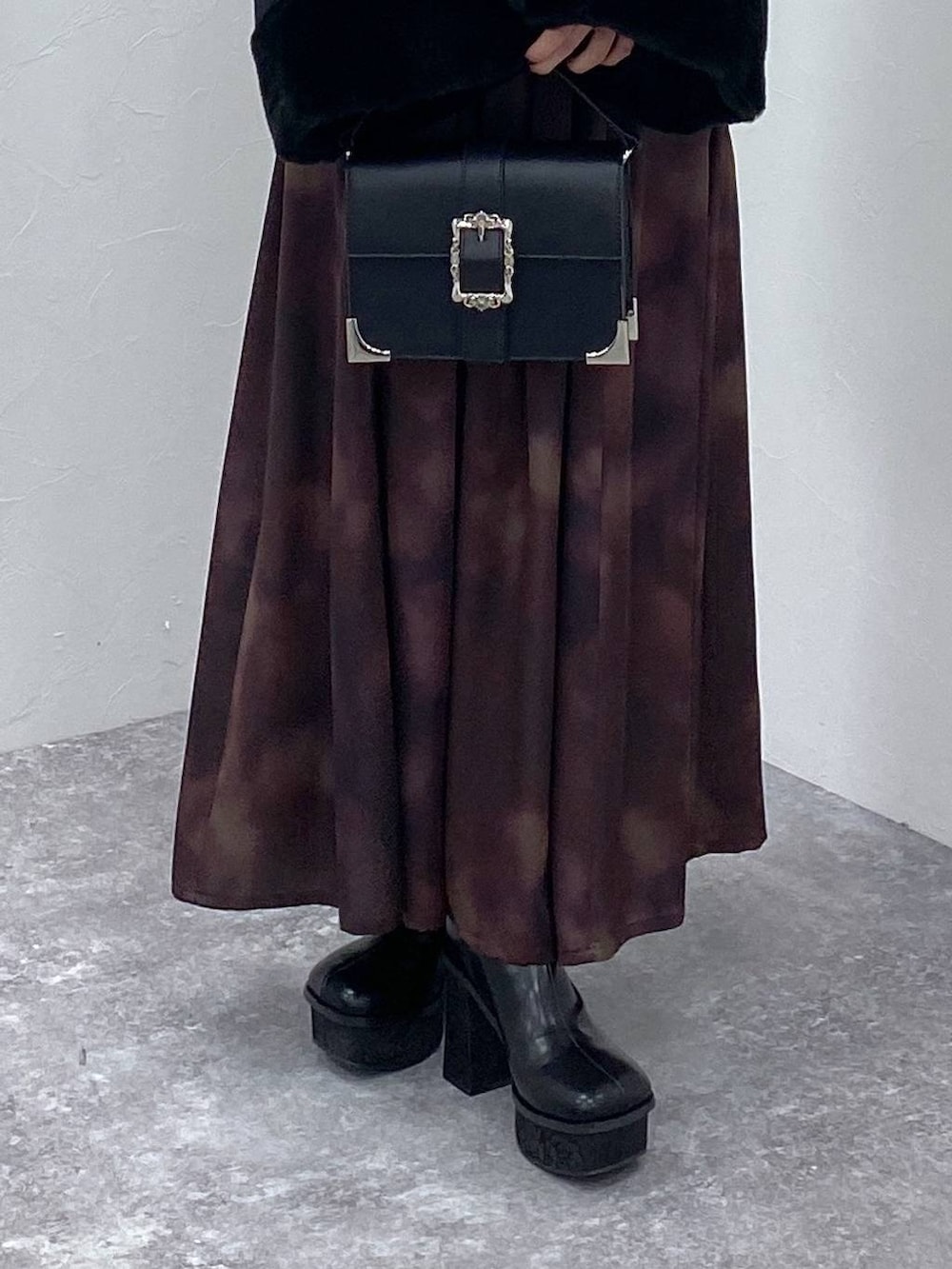 ブラック系のブーツ、ブラック系のショルダーバッグ、ブラック系のその他アウターを着用したレディースの冬コーディネートの9枚目の写真