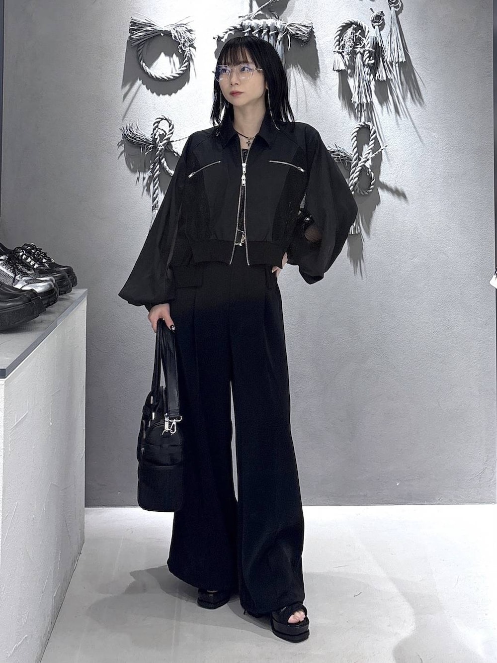 ブラック系のブーツ、ブラック系のタンクトップ、ブラック系のその他パンツを着用したレディースの春コーディネートの6枚目の写真