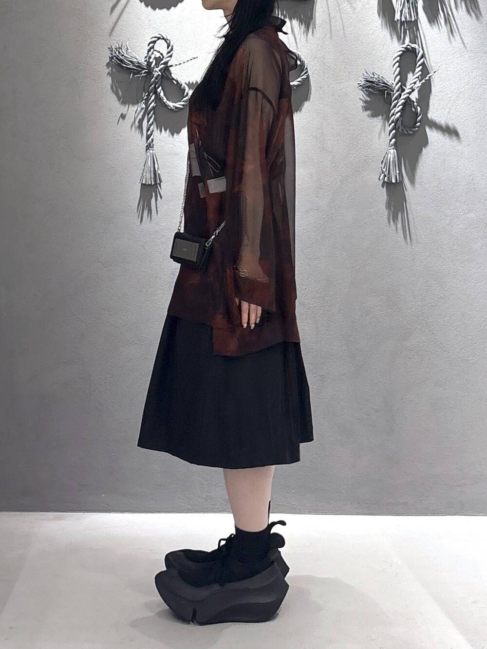 ブラック系のタンクトップ、ブラック系のその他パンツ、オレンジ系のシャツ/ブラウスを着用したレディースの春コーディネートの2枚目の写真