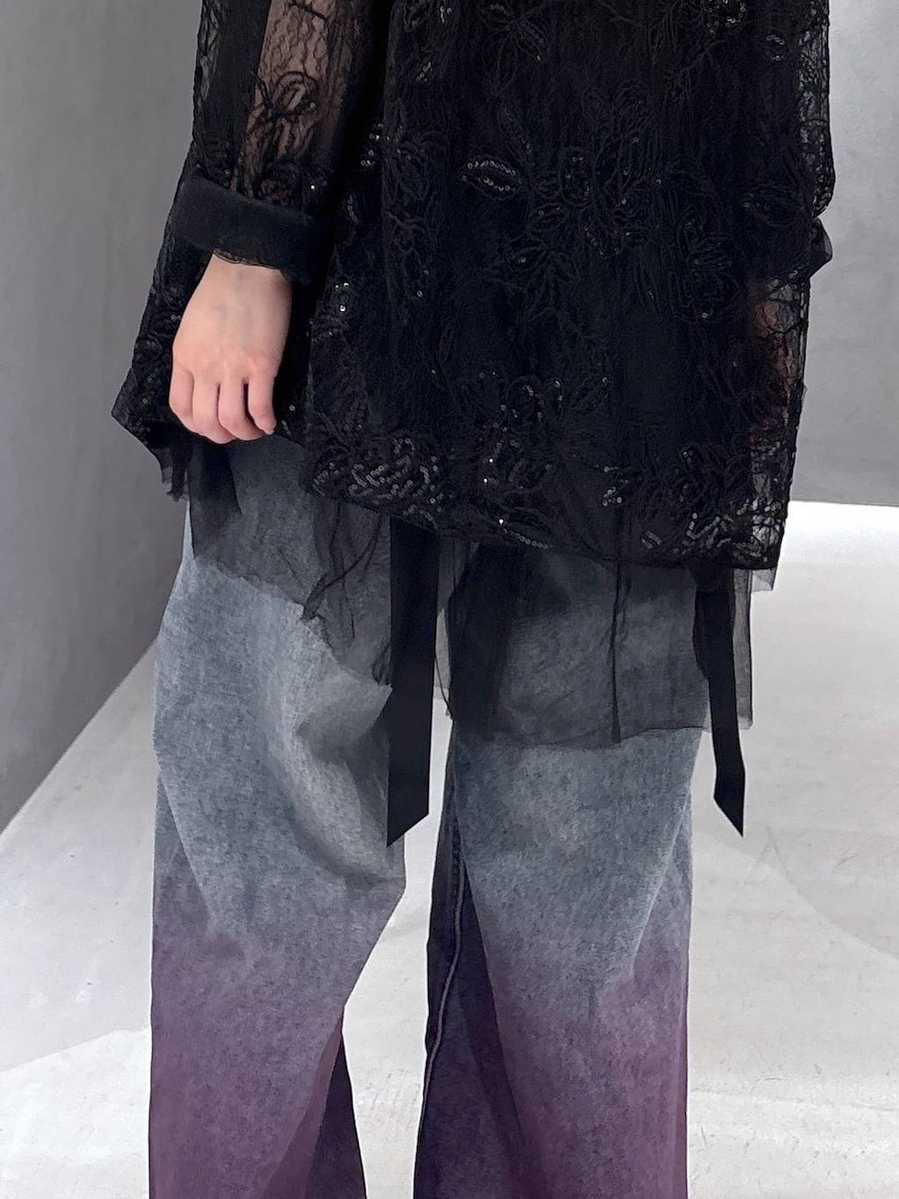 ブラック系のネクタイ、ブラック系のタンクトップ、ブラック系のテーラードジャケットを着用したレディースの春コーディネートの7枚目の写真