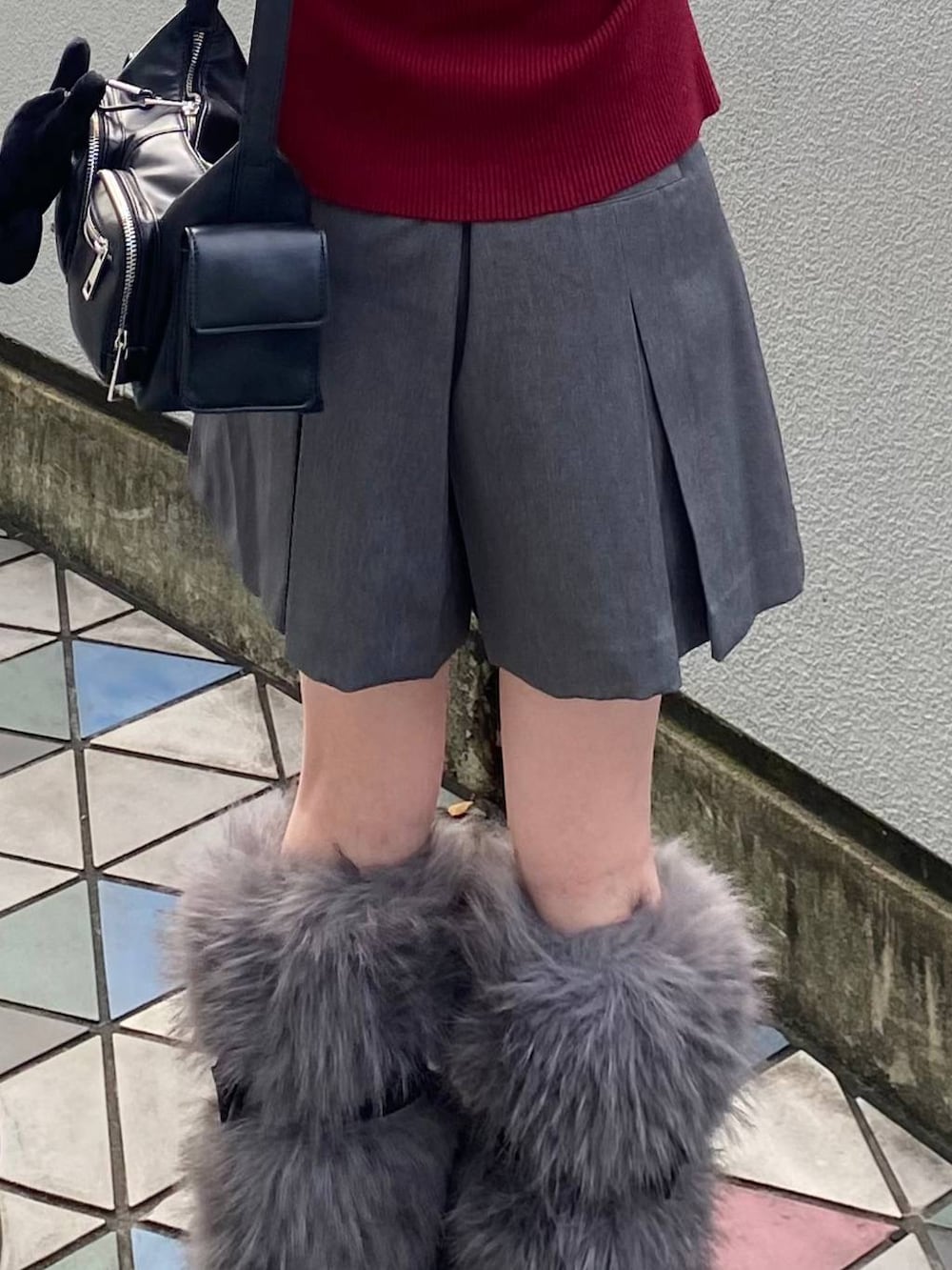 ブラック系のショルダーバッグ、レッド系のニット/セーター、グレー系のその他パンツを着用したレディースの秋コーディネートの3枚目の写真