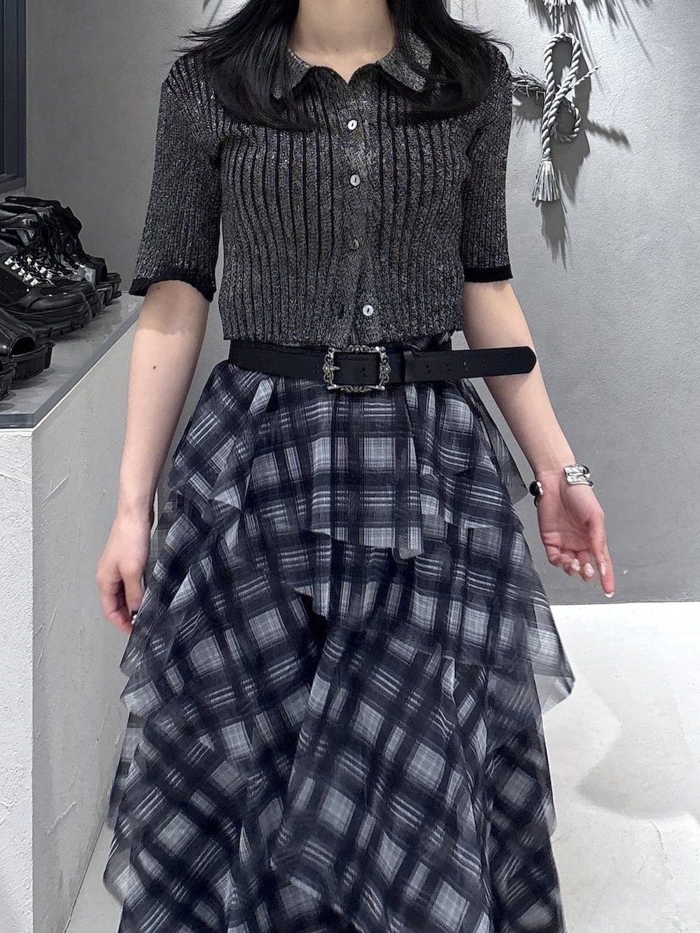 ブラック系のパンプス、ブラック系のカーディガン/ボレロ、ブラック系のセットアップを着用したレディースの春コーディネートの5枚目の写真