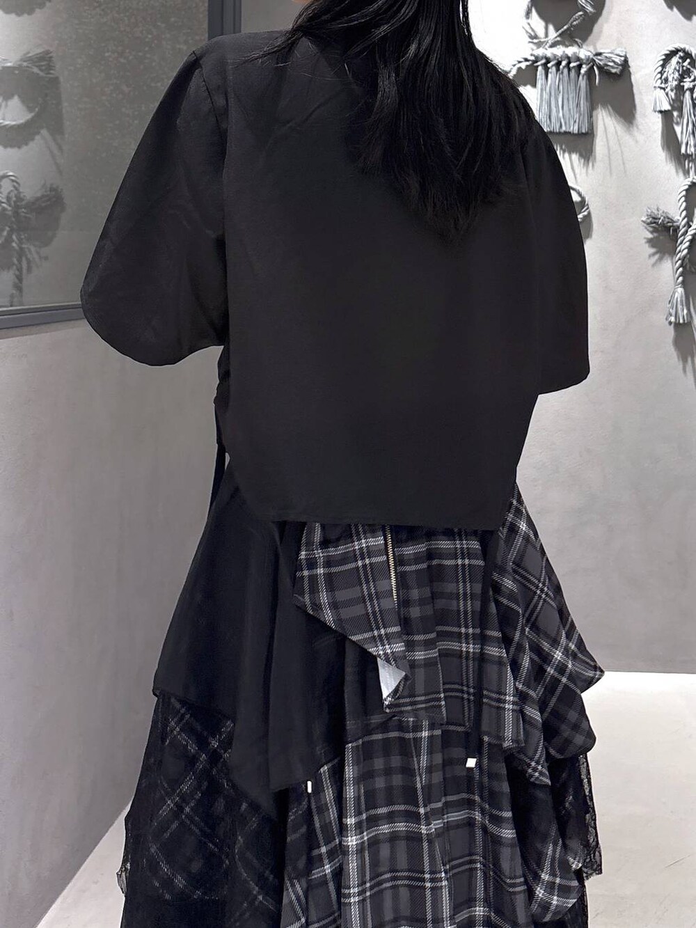 ブラック系のタンクトップ、グレー系のサンダル、ブラック系のスカートを着用したレディースの夏コーディネートの8枚目の写真