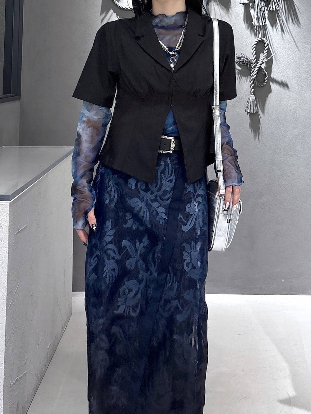 ブラック系のブーツ、グリーン系のタンクトップ、ブラック系のシャツ/ブラウスを着用したレディースの春コーディネートの7枚目の写真