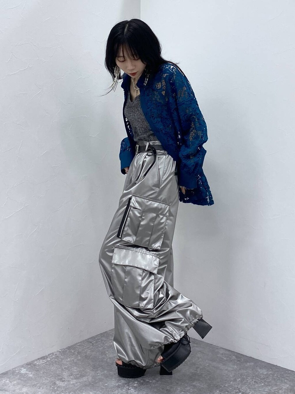 ブラック系のサンダル、ブルー系のシャツ/ブラウス、シルバー系のカーゴパンツを着用したレディースの夏コーディネートの5枚目の写真