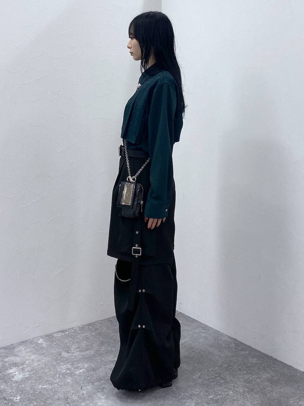 ブラック系のカーゴパンツ、グレー系のブーツ、グリーン系のシャツ/ブラウスを着用したレディースの冬コーディネートの2枚目の写真