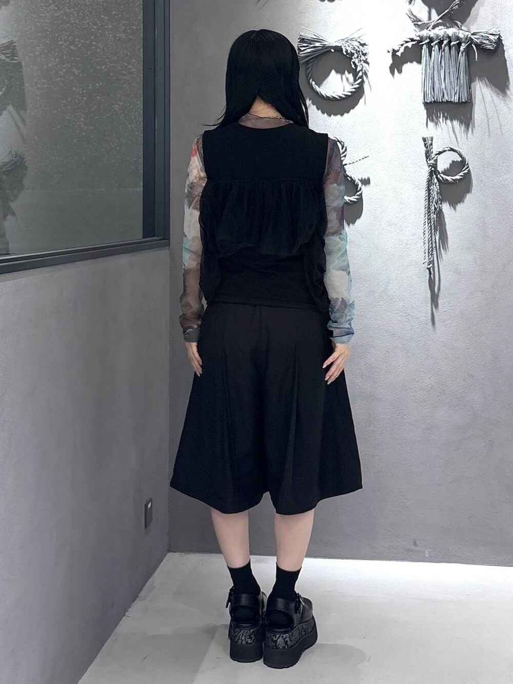 ブラック系のその他パンツ、グレー系のサンダル、ブラック系のTシャツ/カットソーを着用したレディースの春コーディネートの3枚目の写真