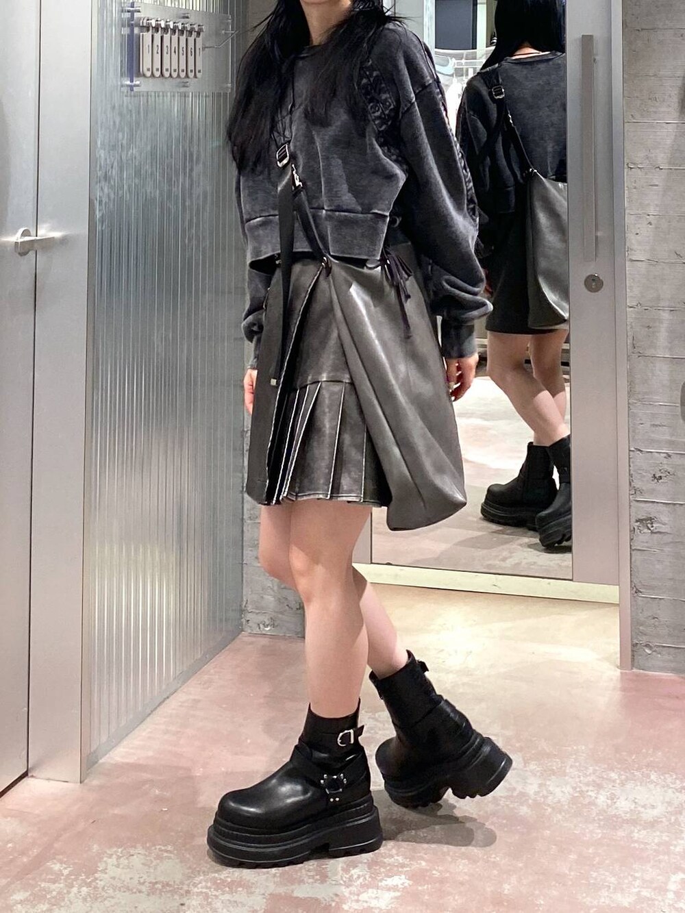 ブラック系のブーツ、グレー系のショルダーバッグ、ブラック系のスウェットを着用したレディースの冬コーディネートの5枚目の写真