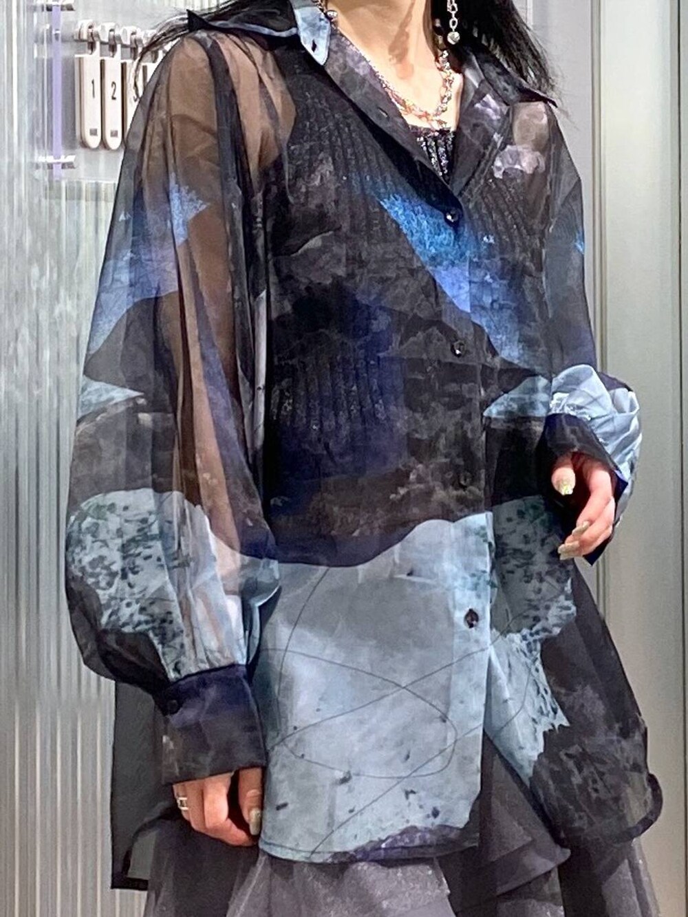 ブラック系のサンダル、ブラック系のタンクトップ、グレー系のスカートを着用したレディースの夏コーディネートの6枚目の写真