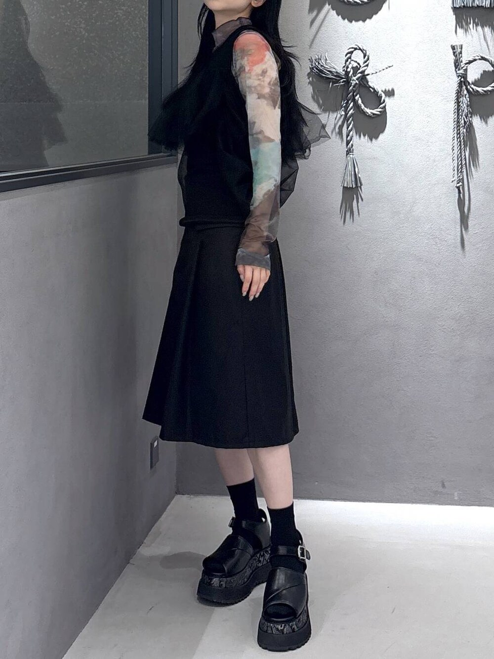 ブラック系のその他パンツ、グレー系のサンダル、ブラック系のTシャツ/カットソーを着用したレディースの春コーディネートの2枚目の写真