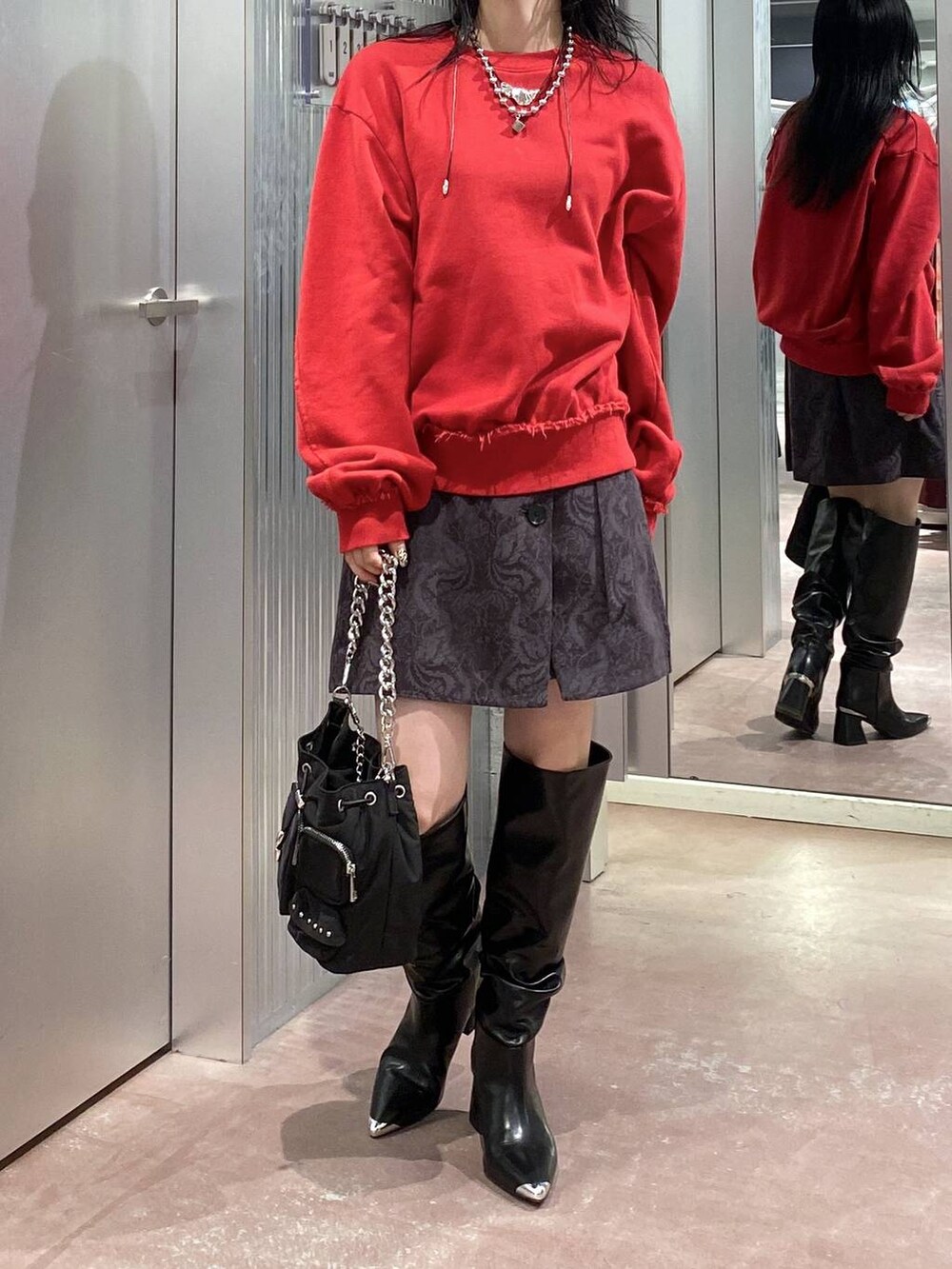 ブラック系のショルダーバッグ、レッド系のスウェット、グレー系のその他パンツを着用したレディースの夏コーディネートの5枚目の写真