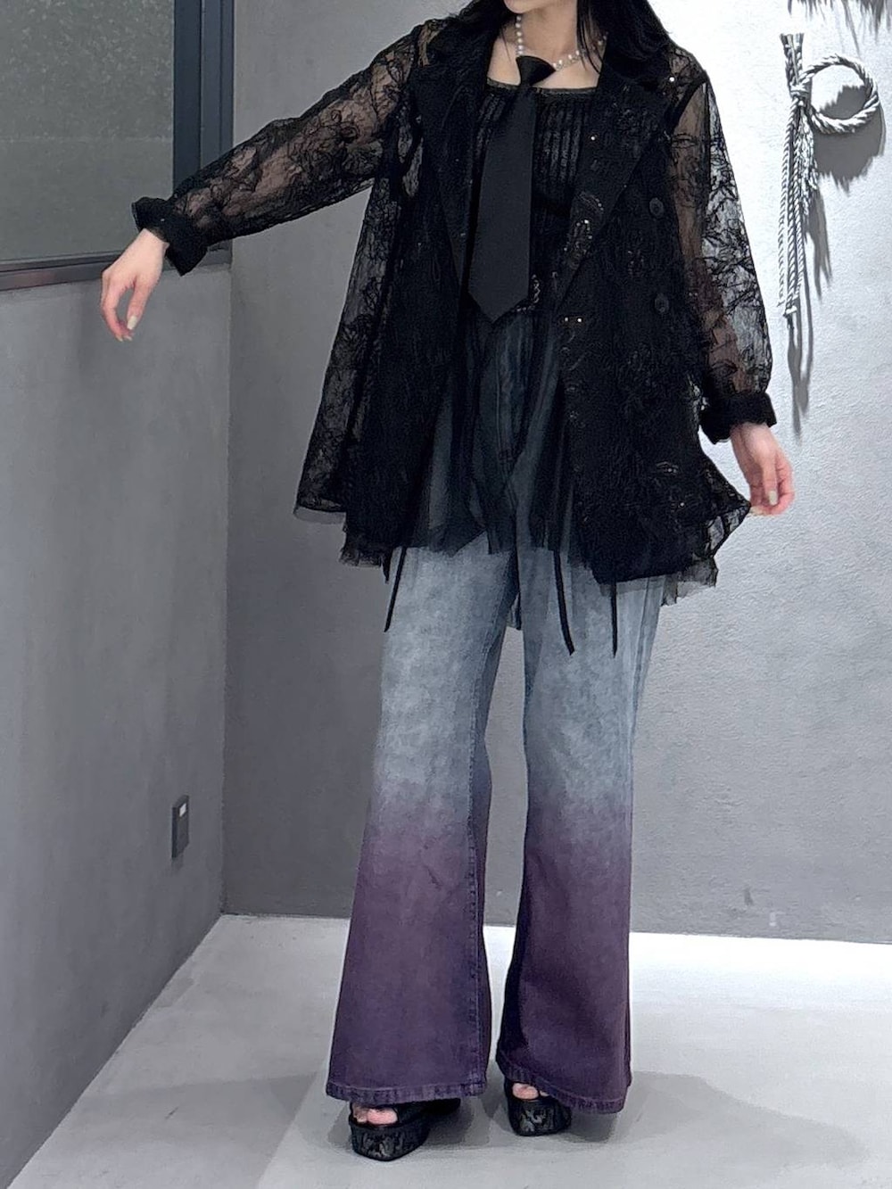 ブラック系のネクタイ、ブラック系のタンクトップ、ブラック系のテーラードジャケットを着用したレディースの春コーディネートの5枚目の写真