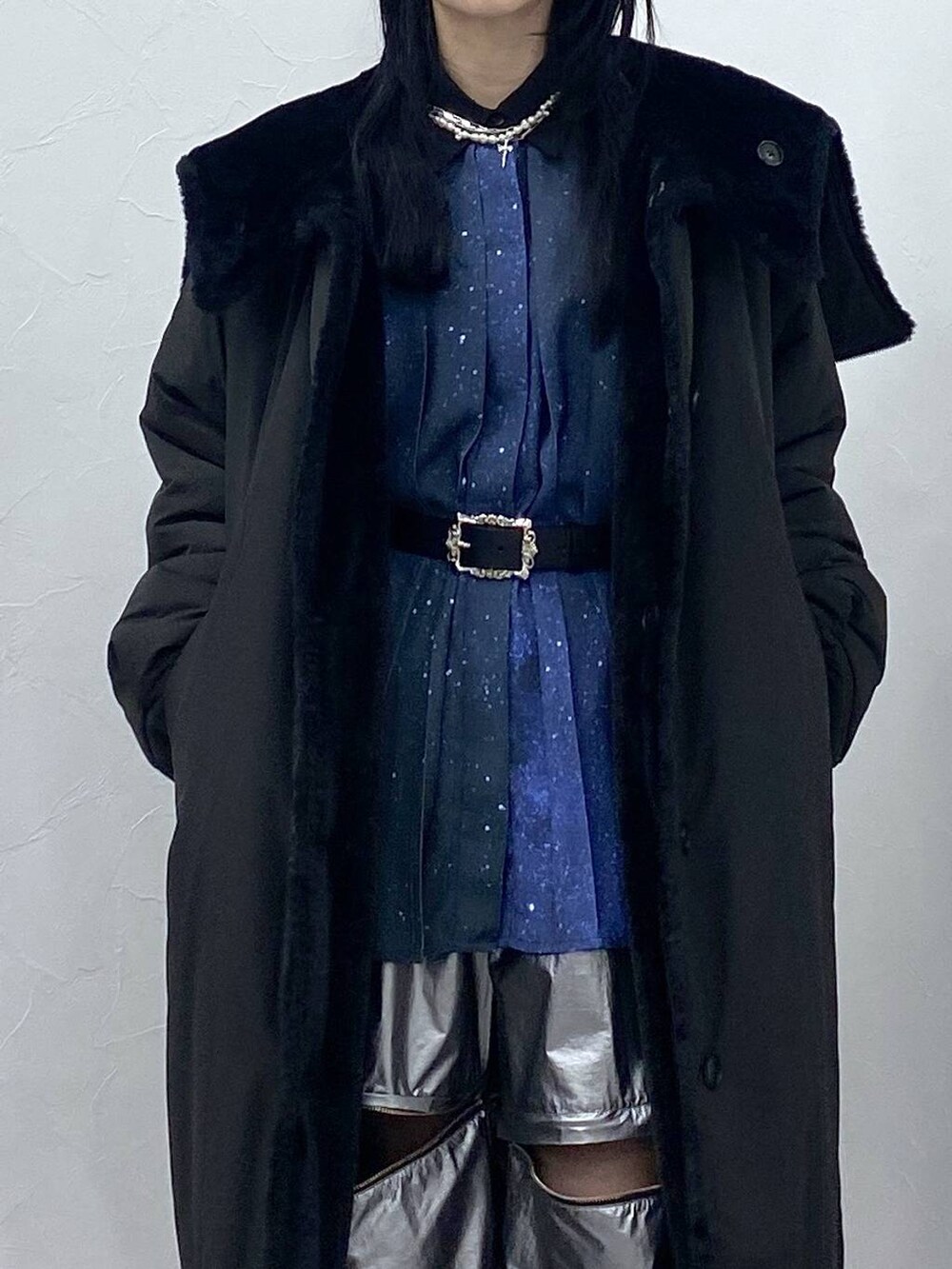 ブラック系のダウンジャケット/コート、シルバー系のカーゴパンツ、グレー系のブーツを着用したレディースの冬コーディネートの5枚目の写真