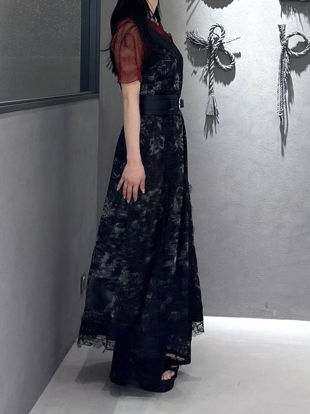 ブラック系のサンダル、ブラック系のその他パンツ、ブラック系のワンピースを着用したレディースの春コーディネートの4枚目の写真