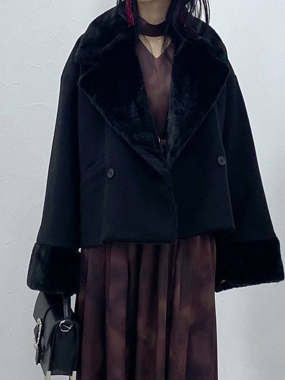 ブラック系のブーツ、ブラック系のショルダーバッグ、ブラック系のその他アウターを着用したレディースの冬コーディネートの6枚目の写真