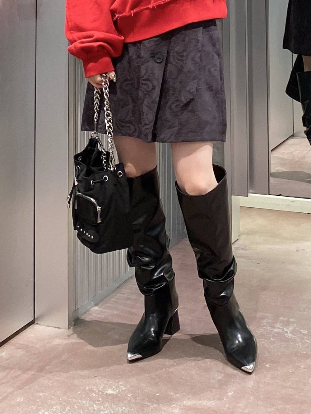ブラック系のショルダーバッグ、レッド系のスウェット、グレー系のその他パンツを着用したレディースの夏コーディネートの8枚目の写真