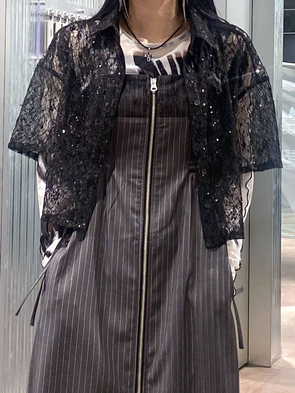 ホワイト系のTシャツ/カットソー、ブラック系のパンプス、ブラック系のシャツ/ブラウスを着用したレディースの夏コーディネートの5枚目の写真