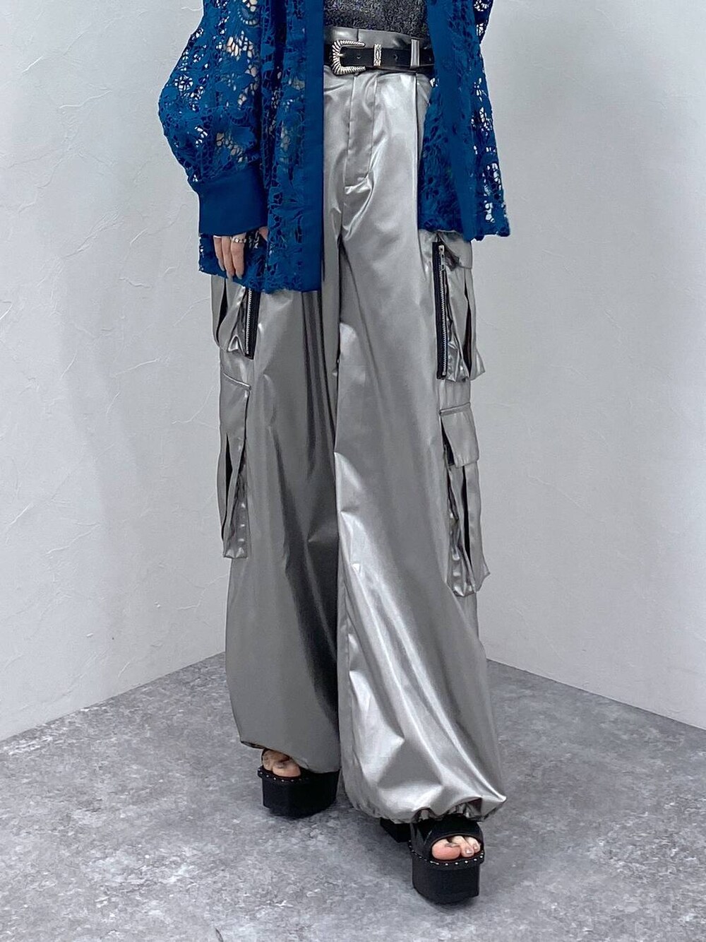 ブラック系のサンダル、ブルー系のシャツ/ブラウス、シルバー系のカーゴパンツを着用したレディースの夏コーディネートの9枚目の写真