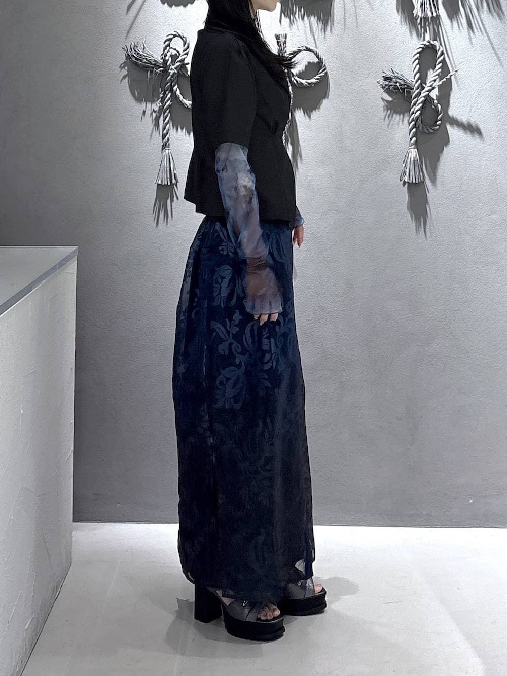 ブラック系のブーツ、グリーン系のタンクトップ、ブラック系のシャツ/ブラウスを着用したレディースの春コーディネートの4枚目の写真