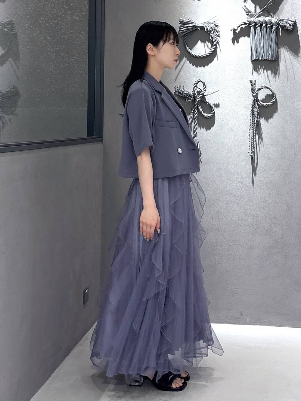 ブラック系のタンクトップ、パープル系のスカート、ブラック系のサンダルを着用したレディースの春コーディネートの4枚目の写真