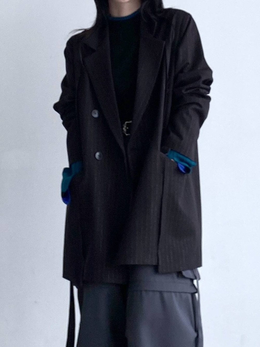 グレー系のカーゴパンツ、シルバー系のブーツ、ブラック系のテーラードジャケットを着用したレディースの夏コーディネートの9枚目の写真