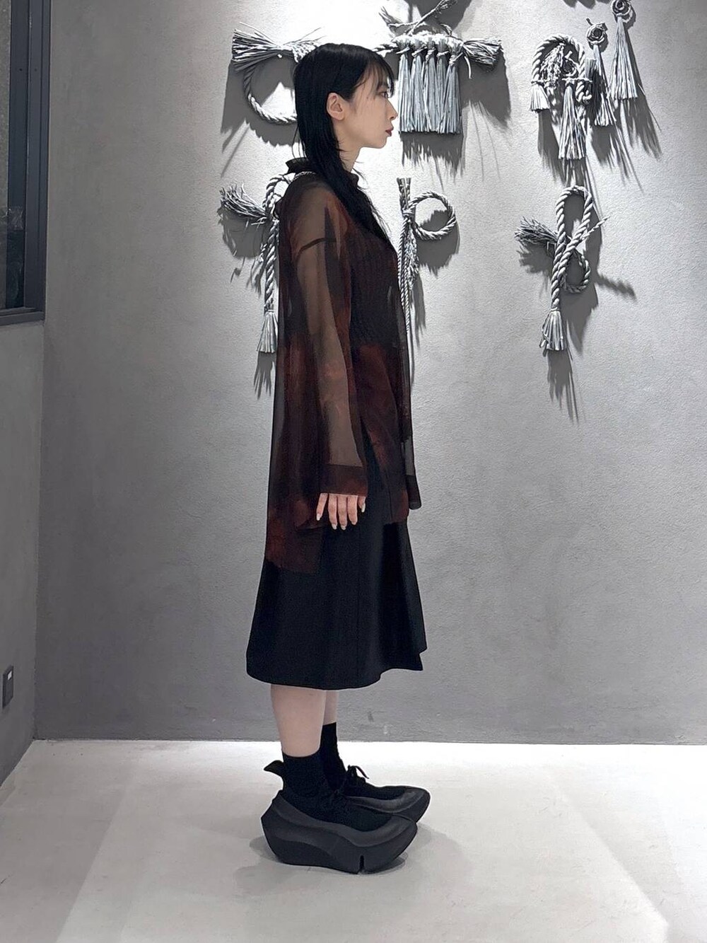 ブラック系のタンクトップ、ブラック系のその他パンツ、オレンジ系のシャツ/ブラウスを着用したレディースの春コーディネートの4枚目の写真