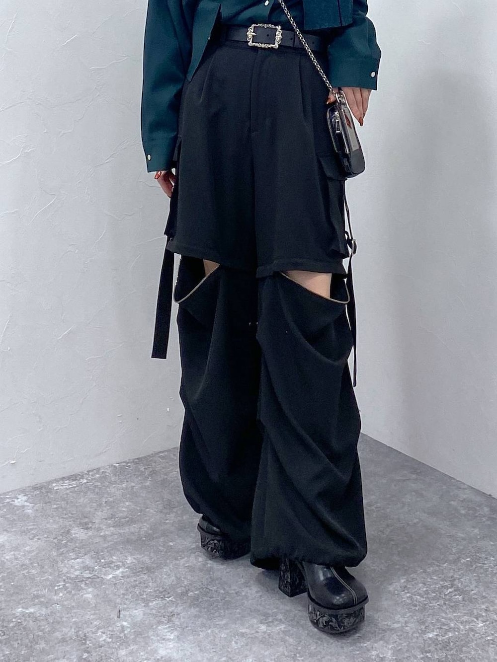 ブラック系のカーゴパンツ、グレー系のブーツ、グリーン系のシャツ/ブラウスを着用したレディースの冬コーディネートの6枚目の写真