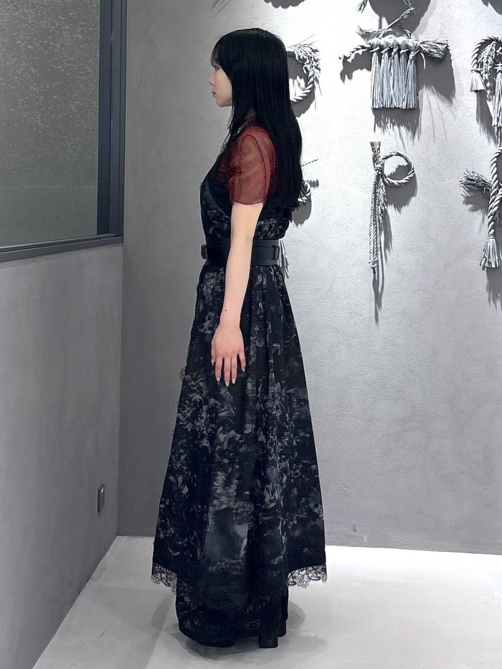 ブラック系のサンダル、ブラック系のその他パンツ、ブラック系のワンピースを着用したレディースの春コーディネートの2枚目の写真